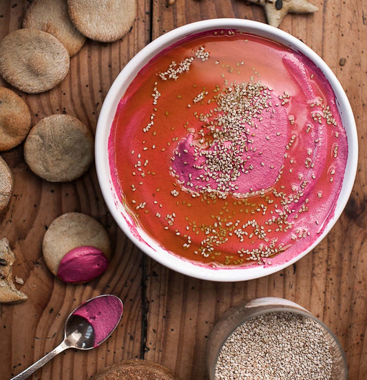 Hummus alla barbabietola e gomasio con crackers di semi fatti in casa